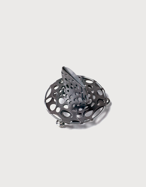 BI-RE-CYCLE - brooch 2, blackened silver, rubber - Nikolay Sardamov Nikolay Sardamov - BI-RE-CYCLE - brooch 2, blackened silver, rubber
